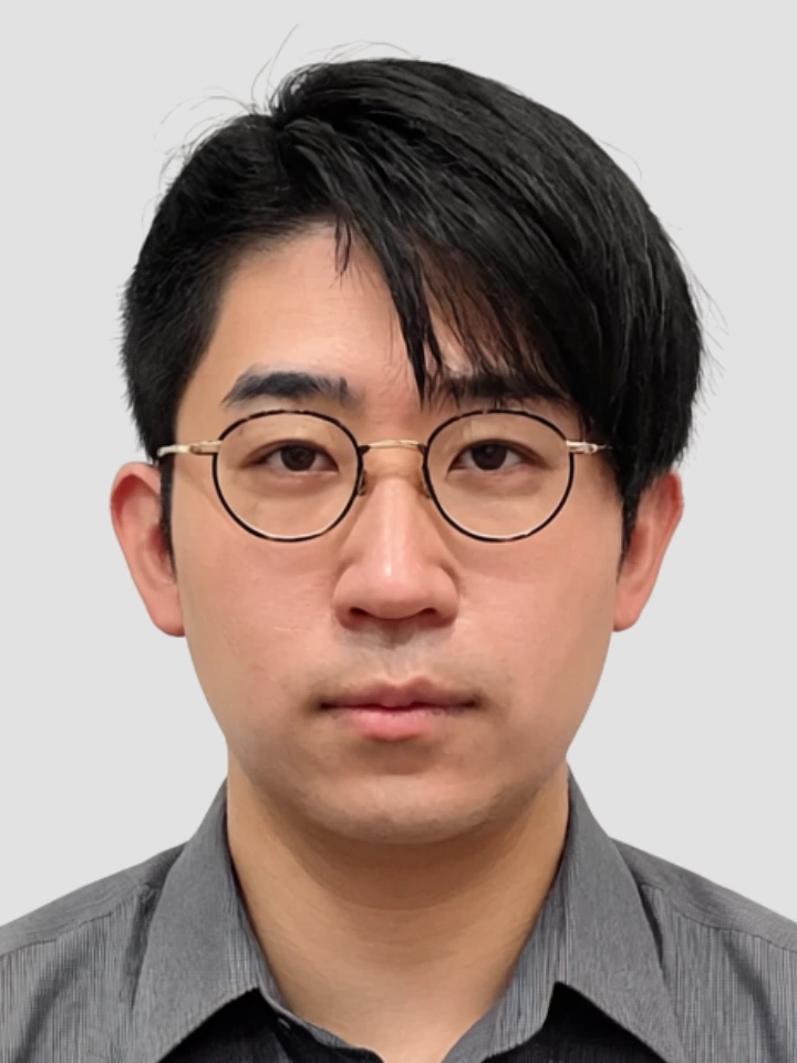 パスポート用証明写真の変換後:規格に適合した女性の証明写真