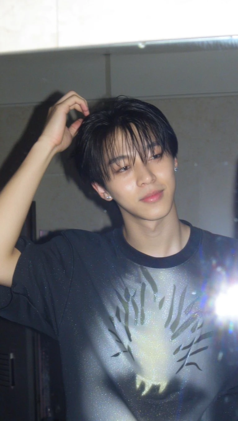 履歴書用証明写真の変換前:カジュアルな服装の女性