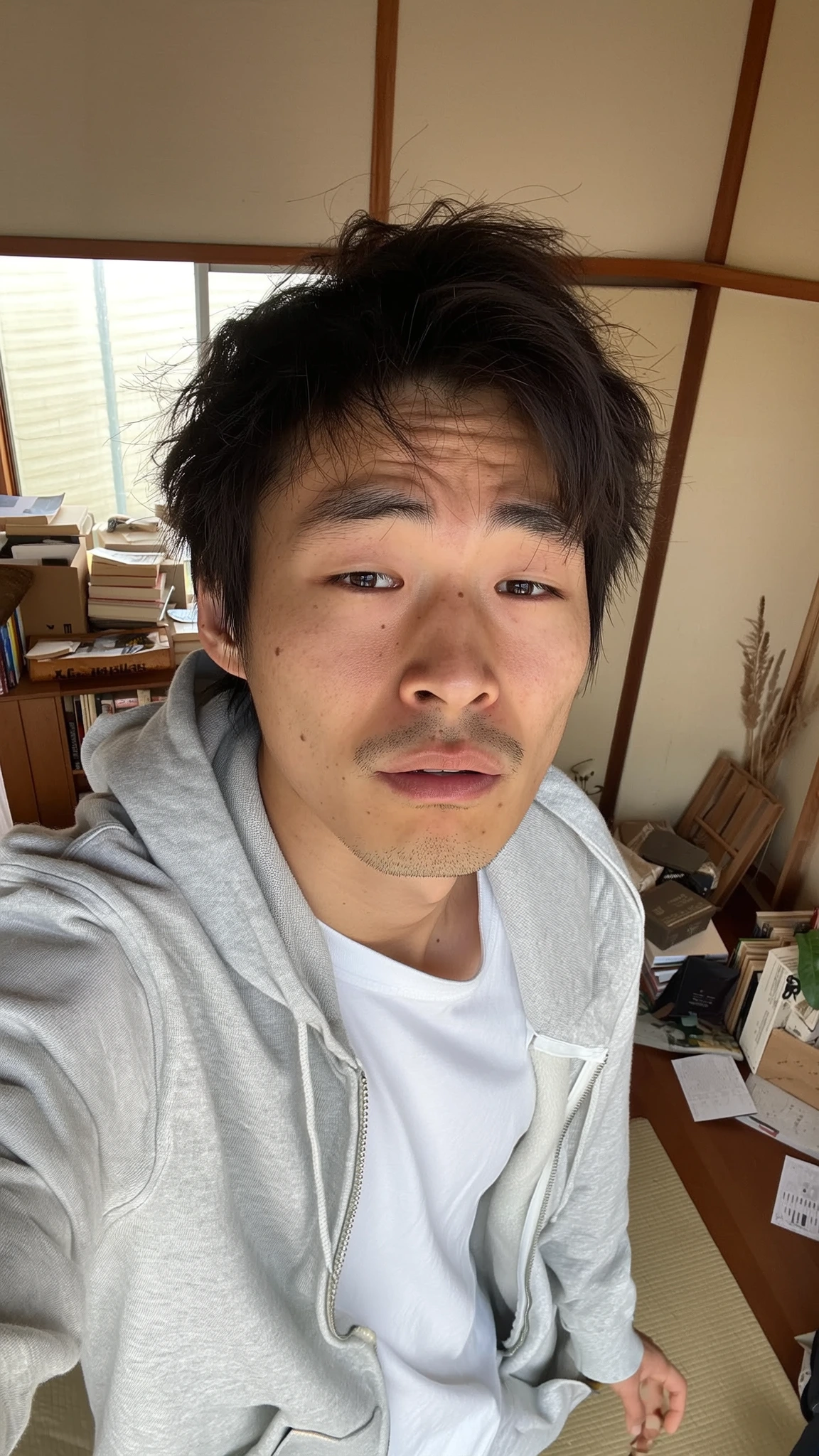 履歴書用証明写真の変換前:カジュアルな装いの女性